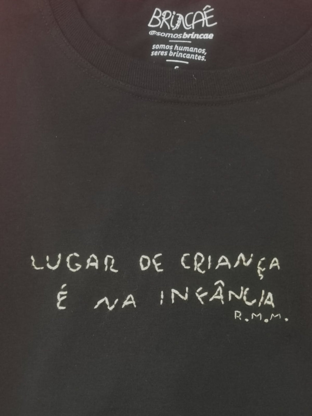 Camiseta Bordada Lugar de Criança é na Infância - Collab Rosa Marini & Brincaê