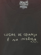 Camiseta Bordada Lugar de Criança é na Infância - Collab Rosa Marini & Brincaê