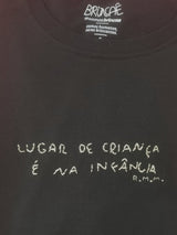 Camiseta Bordada Lugar de Criança é na Infância - Collab Rosa Marini & Brincaê