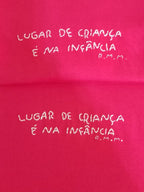 Camiseta Bordada Lugar de Criança é na Infância - Collab Rosa Marini & Brincaê