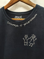 Camiseta Bordada Criança é Prioridade - Brincaê