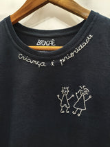 Camiseta Bordada Criança é Prioridade - Brincaê