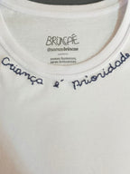 Camiseta Bordada Criança é Prioridade - Brincaê