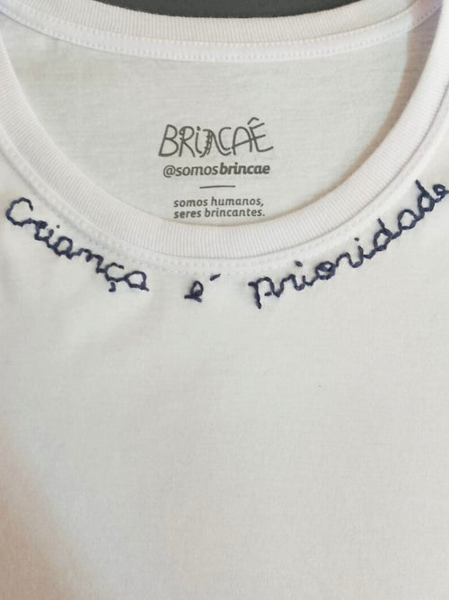 Camiseta Bordada Criança é Prioridade - Brincaê