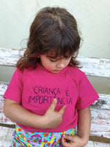 Camiseta Bordada Criança é Importância - Collab Kids Aurora & Brincaê