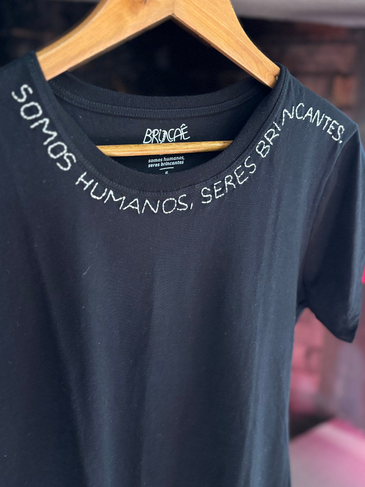 Camiseta Bordada Somos Humanos, Seres Brincantes no Ombro - Brincaê