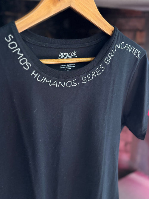 Camiseta Bordada Somos Humanos, Seres Brincantes no Ombro - Brincaê