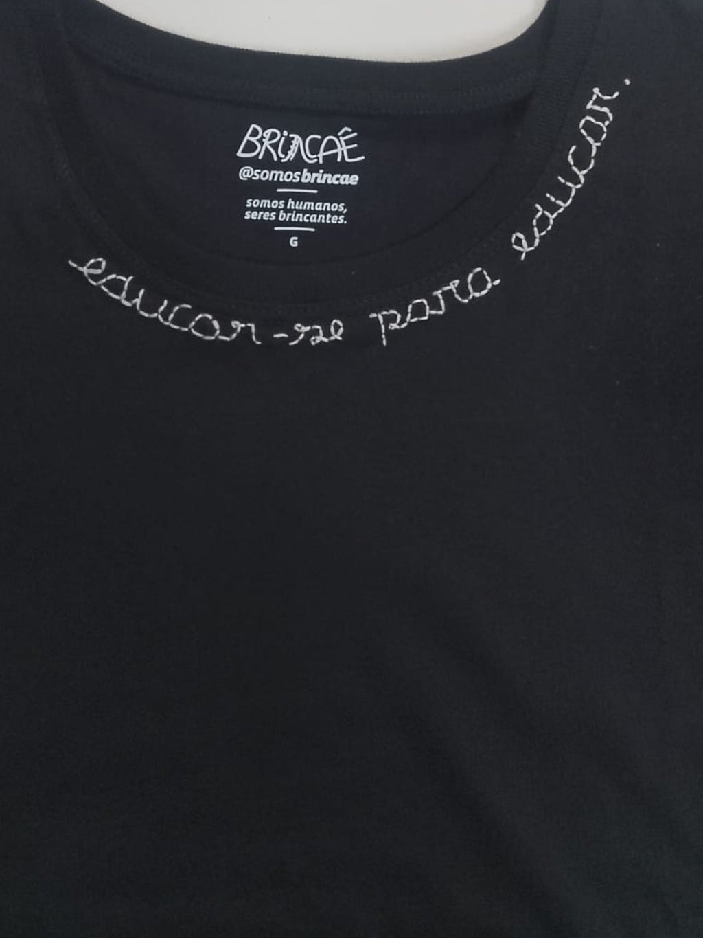 Camiseta Bordada Educar-se para Educar - Brincaê