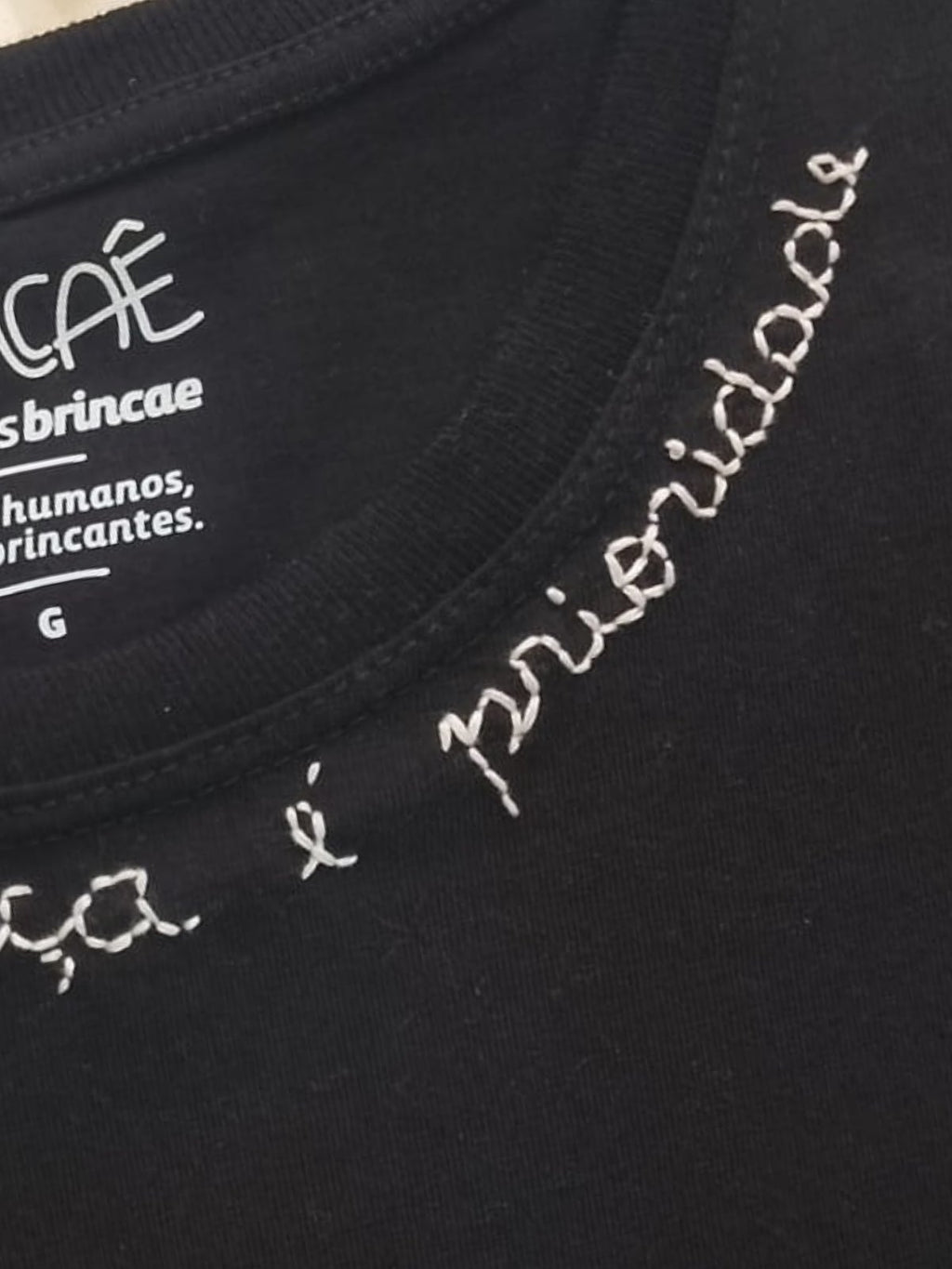 Camiseta Bordada Criança é Prioridade - Brincaê