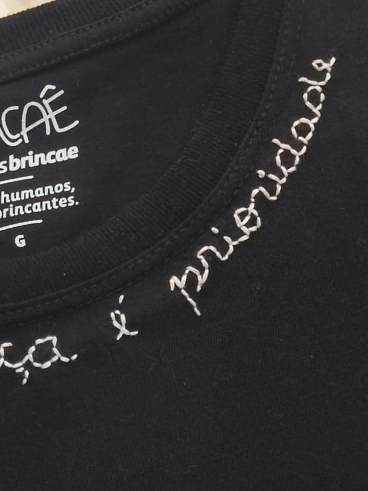 Camiseta Bordada Criança é Prioridade - Brincaê