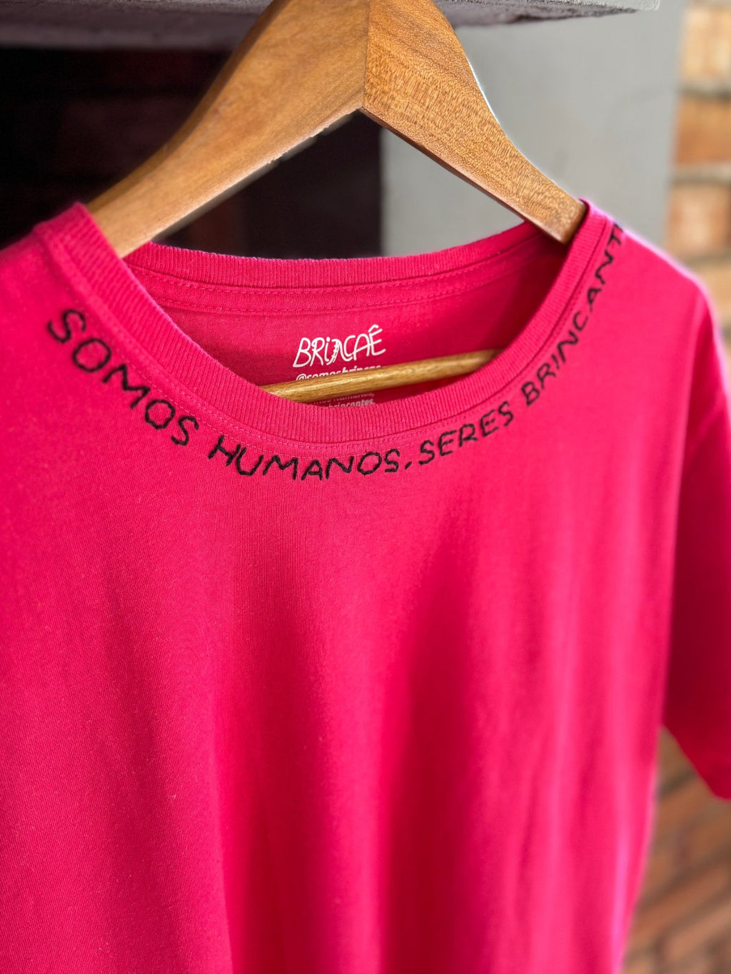 Camiseta Bordada Somos Humanos, Seres Brincantes na Gola - Brincaê