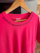 Camiseta Bordada Somos Humanos, Seres Brincantes na Gola - Brincaê
