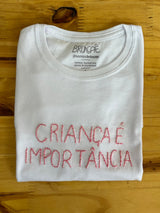 Camiseta Bordada Criança é Importância - Collab Kids Aurora & Brincaê