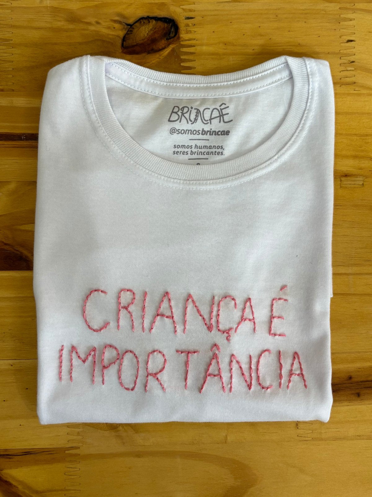 Camiseta Bordada Criança é Importância - Collab Kids Aurora & Brincaê