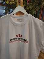 Camiseta Acolher as Crianças - Obaobá & Brincaê