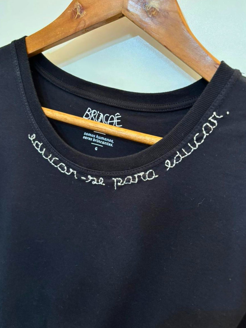 Camiseta Bordada Educar-se para Educar - Brincaê