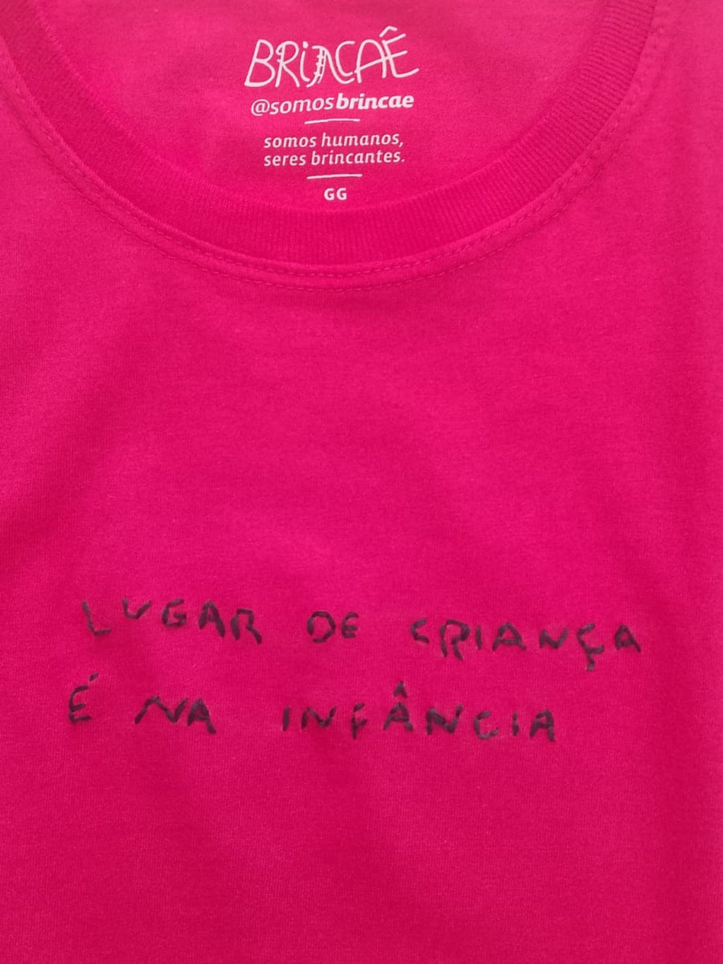 Camiseta Bordada Lugar de Criança é na Infância - Collab Rosa Marini & Brincaê