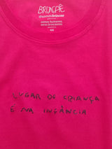 Camiseta Bordada Lugar de Criança é na Infância - Collab Rosa Marini & Brincaê
