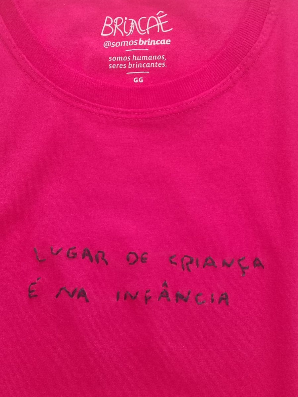 Camiseta Bordada Lugar de Criança é na Infância - Collab Rosa Marini & Brincaê