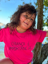 Camiseta Bordada Criança é Importância - Collab Kids Aurora & Brincaê