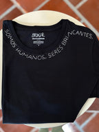 Camiseta Bordada Somos Humanos, Seres Brincantes no Ombro - Brincaê