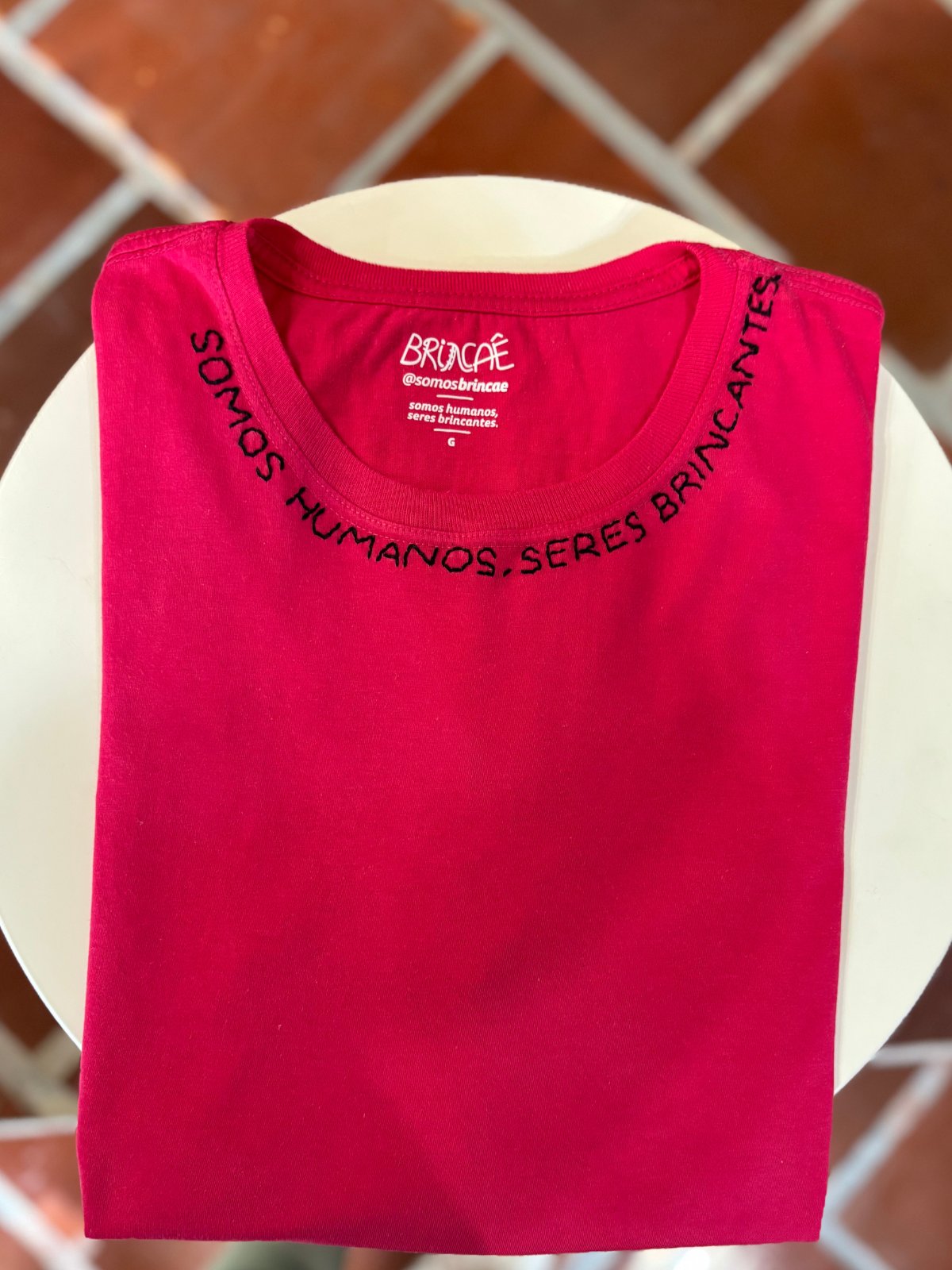 Camiseta Bordada Somos Humanos, Seres Brincantes na Gola - Brincaê